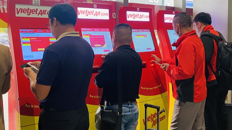 S&acirc;n bay T&acirc;n Sơn Nhất đ&ocirc;ng nghịt người trong ng&agrave;y đ&oacute;n Gi&aacute;ng sinh  - Ảnh 8.