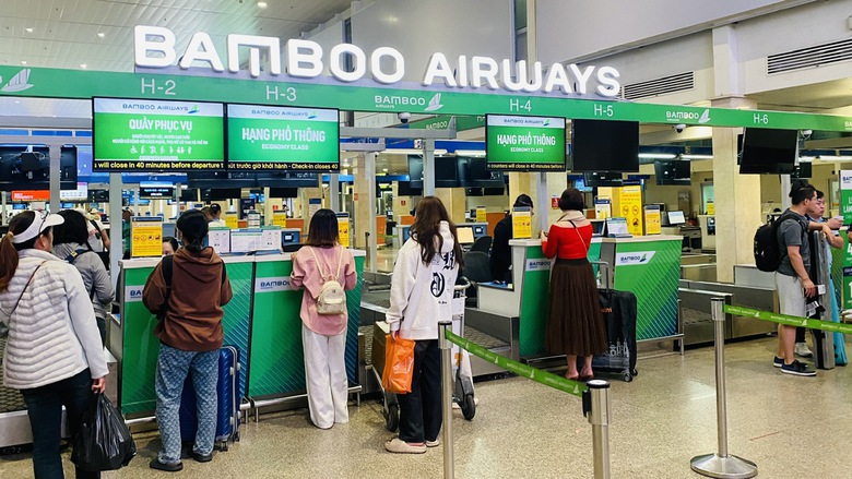 S&acirc;n bay T&acirc;n Sơn Nhất đ&ocirc;ng nghịt người trong ng&agrave;y đ&oacute;n Gi&aacute;ng sinh  - Ảnh 5.