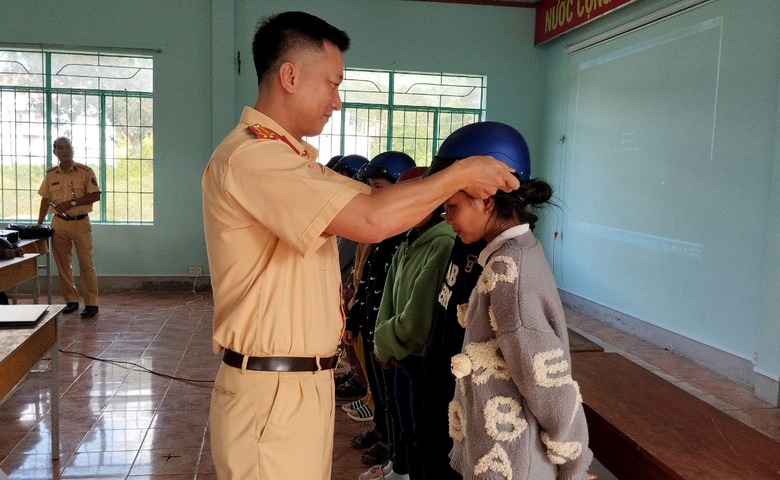 CSGT Khánh Hoà phổ biến pháp luật về TTATGT trên vùng sơn cước - Ảnh 3. CSGT Khánh Hoà phổ biến pháp luật về TTATGT trên vùng sơn cước - Ảnh 3.