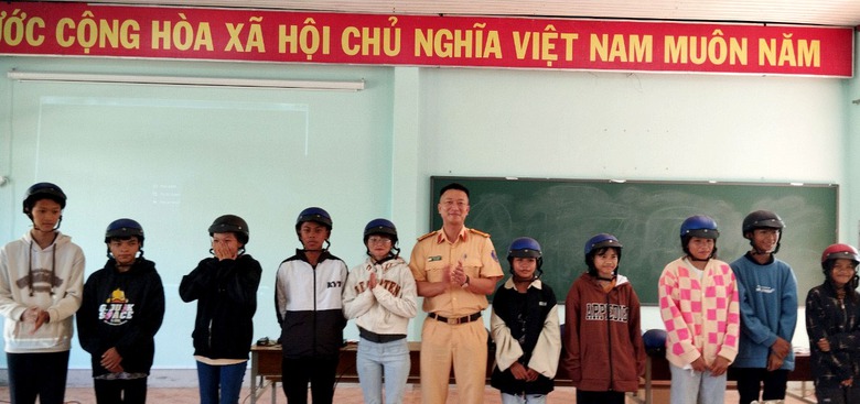 CSGT Khánh Hoà phổ biến pháp luật về TTATGT trên vùng sơn cước - Ảnh 4. CSGT Khánh Hoà phổ biến pháp luật về TTATGT trên vùng sơn cước - Ảnh 4.