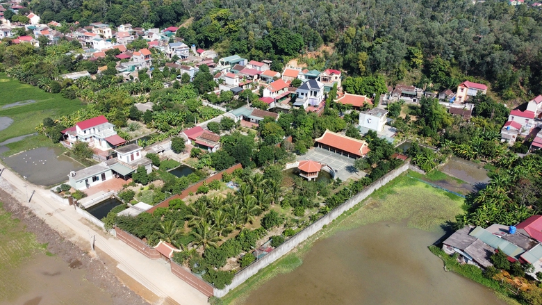 Tr&uacute;ng đấu gi&aacute; chiếm lu&ocirc;n đất l&agrave;m đường - Ảnh 1.