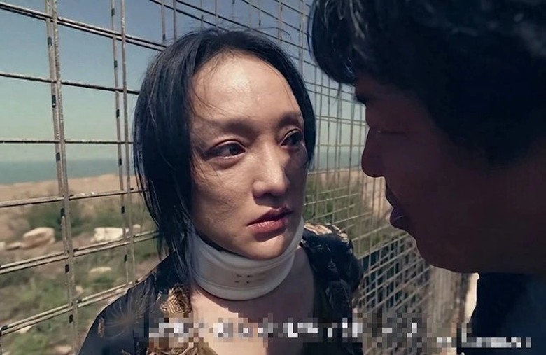 "Quốc bảo diễn xuất" Ch&acirc;u Tấn bị k&eacute;o l&ecirc; như t&uacute;i r&aacute;c tr&ecirc;n nền đất đ&aacute;, thương t&iacute;ch đầy m&igrave;nh - Ảnh 1.