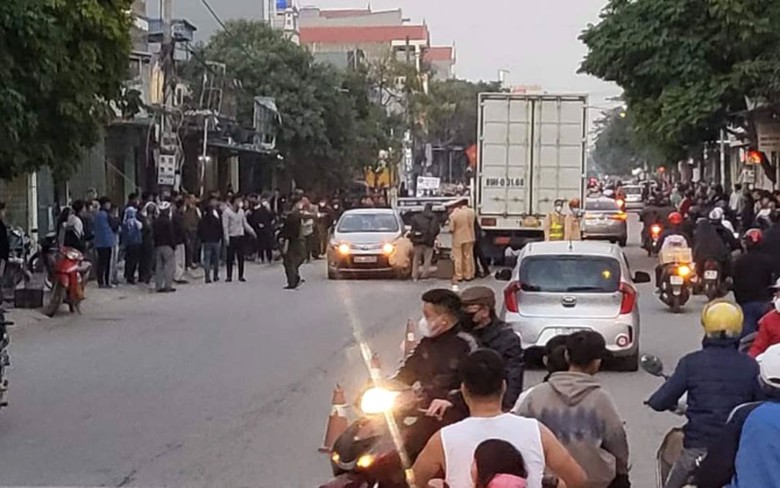 Lực lượng cảnh s&aacute;t giao th&ocirc;ng điều tra l&agrave;m r&otilde; nguy&ecirc;n nh&acirc;n vụ tai nạn.