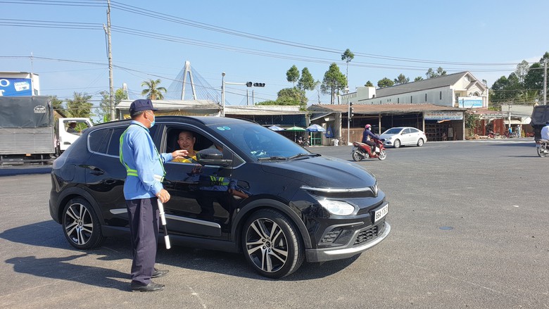 T&agrave;i xế phấn khởi ng&agrave;y đầu th&ocirc;ng xe cao tốc Mỹ Thuận - Cần Thơ - Ảnh 4.