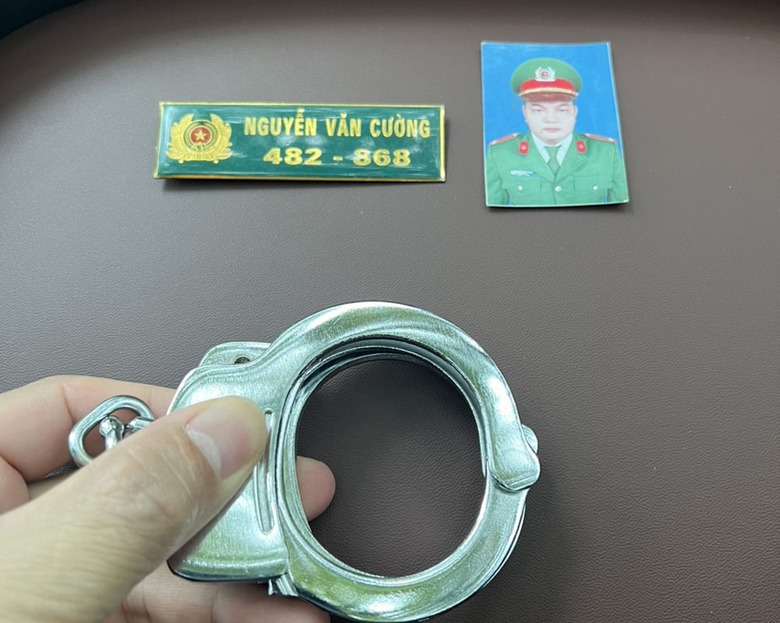 Bắt đối tượng giả danh c&ocirc;ng an, chiếm đoạt t&agrave;i sản ở L&agrave;o Cai - Ảnh 2.