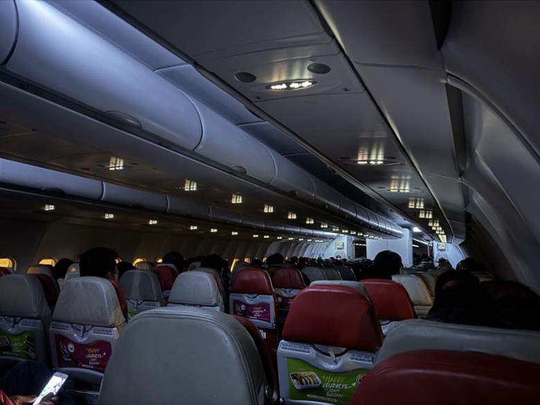 H&agrave;ng trăm h&agrave;nh kh&aacute;ch AirAsia mắc kẹt tới 27 giờ tại s&acirc;n bay - Ảnh 1.