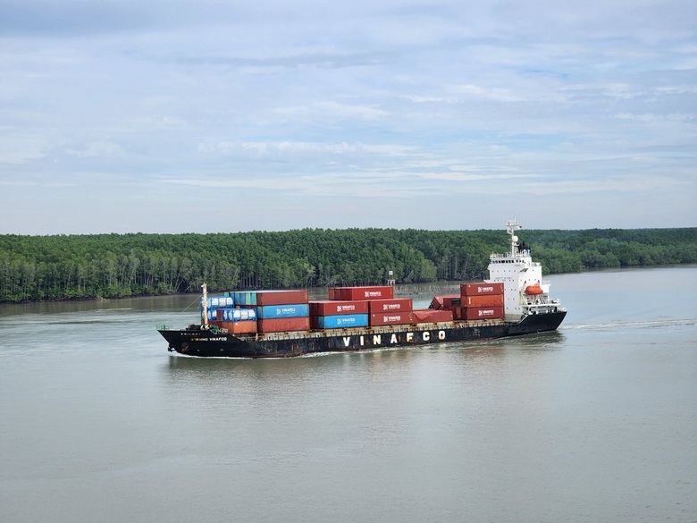 Thời tiết xấu, h&agrave;ng chục container rơi tr&ecirc;n biển - Ảnh 1.