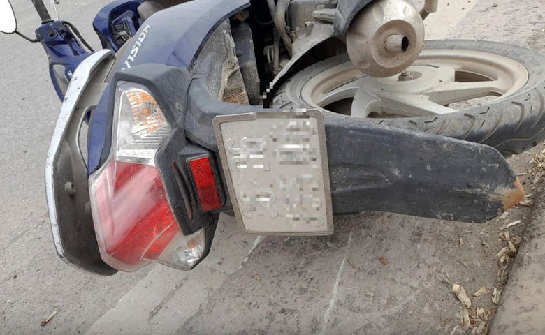 Chiếc xe nạn nh&acirc;n N.T.T điều khiển sau va chạm với &ocirc; t&ocirc; tải tại hiện trường.