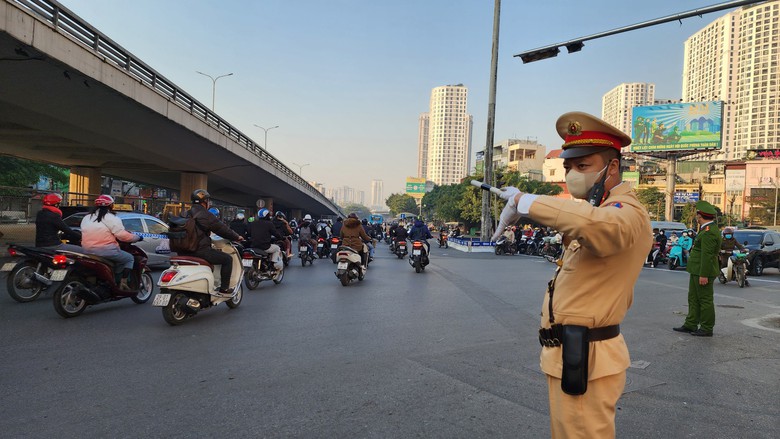Ng&agrave;y thứ 2 th&iacute; điểm ph&acirc;n l&agrave;n Ng&atilde; Tư Sở: Người d&acirc;n phấn khởi v&igrave; hết cảnh &ugrave;n tắc - Ảnh 9.