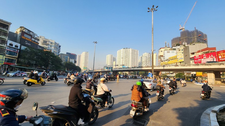 Ng&agrave;y thứ 2 th&iacute; điểm ph&acirc;n l&agrave;n Ng&atilde; Tư Sở: Người d&acirc;n phấn khởi v&igrave; hết cảnh &ugrave;n tắc - Ảnh 10.