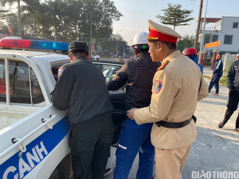 CSGT kịp thời cứu giúp nhân viên bưu điện bị co giật dưới đường - Ảnh 3. CSGT kịp thời cứu giúp nhân viên bưu điện bị co giật dưới đường - Ảnh 3.