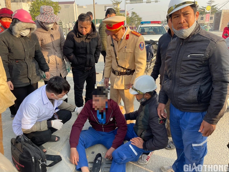 CSGT kịp thời cứu giúp nhân viên bưu điện bị co giật dưới đường - Ảnh 2. CSGT kịp thời cứu giúp nhân viên bưu điện bị co giật dưới đường - Ảnh 2.