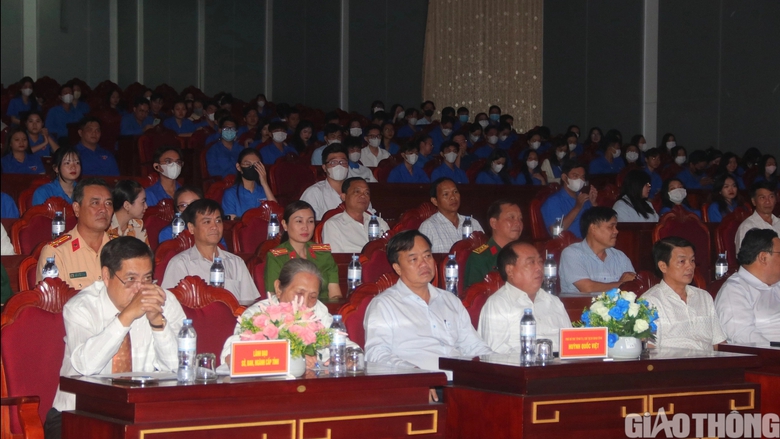 Lần đầu ti&ecirc;n C&agrave; Mau tổ chức hội thi s&aacute;ng t&aacute;c ca kh&uacute;c tuy&ecirc;n truyền về ATGT - Ảnh 1.