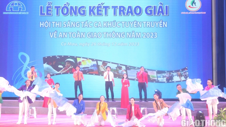 Lần đầu ti&ecirc;n C&agrave; Mau tổ chức hội thi s&aacute;ng t&aacute;c ca kh&uacute;c tuy&ecirc;n truyền về ATGT - Ảnh 4.