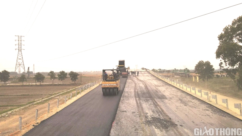 Thảm b&ecirc; t&ocirc;ng nhựa cầu vượt QL 8 tại dự &aacute;n cao tốc Diễn Ch&acirc;u &ndash; B&atilde;i Vọt - Ảnh 2.