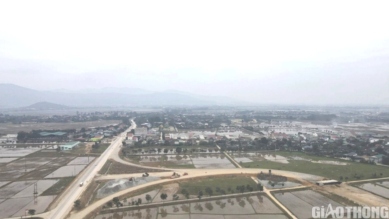 Thảm b&ecirc; t&ocirc;ng nhựa cầu vượt QL 8 tại dự &aacute;n cao tốc Diễn Ch&acirc;u &ndash; B&atilde;i Vọt - Ảnh 10.