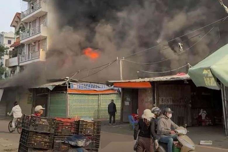 H&agrave; Nội: Ch&aacute;y lớn gần chợ n&ocirc;ng sản, thi&ecirc;u rụi 6 ki ớt - Ảnh 1.