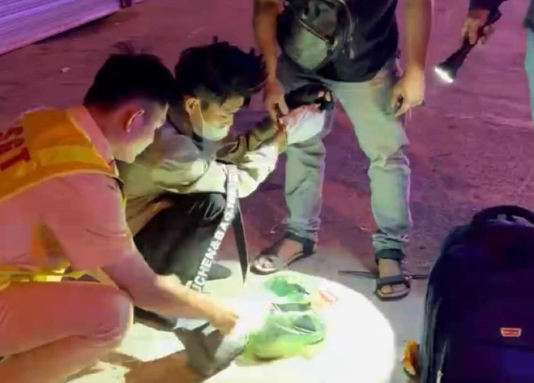 CSGT Bình Thuận chặn xe khách bắt nghi phạm giết người - Ảnh 1. CSGT Bình Thuận chặn xe khách bắt nghi phạm giết người - Ảnh 1.