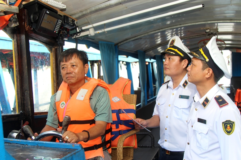 Bến Tre: Lắp đặt trạm thu ph&aacute;t s&oacute;ng AIS cho hơn 10.000 phương tiện t&agrave;u thuyền - Ảnh 1.