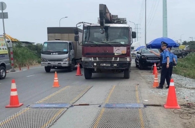 TP.HCM: Xe qu&aacute; tải bớt lộng h&agrave;nh sau th&iacute; điểm phạt nguội - Ảnh 1.