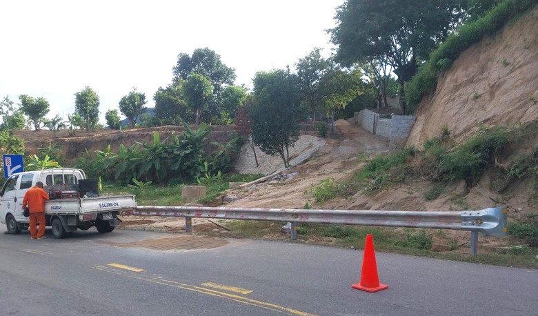 Cưỡng chế, rào hộ lan các vị trí đấu nối trái phép trên đèo Ngoạn Mục, QL27 - Ảnh 1. Cưỡng chế, rào hộ lan các vị trí đấu nối trái phép trên đèo Ngoạn Mục, QL27 - Ảnh 1.