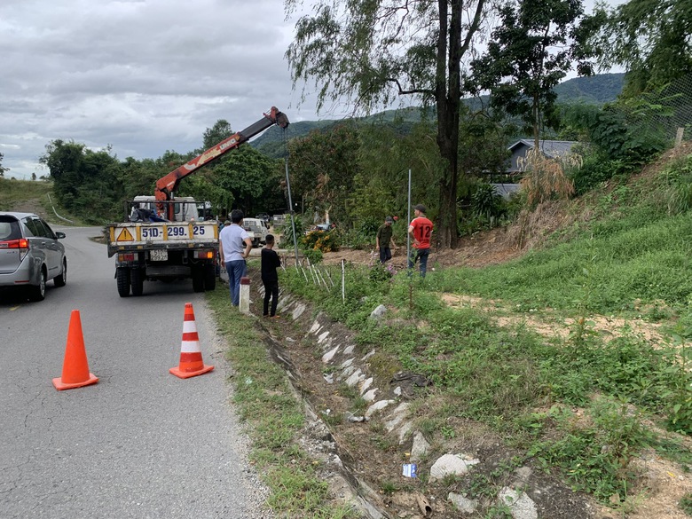 Cưỡng chế, rào hộ lan các vị trí đấu nối trái phép trên đèo Ngoạn Mục, QL27 - Ảnh 2. Cưỡng chế, rào hộ lan các vị trí đấu nối trái phép trên đèo Ngoạn Mục, QL27 - Ảnh 2.