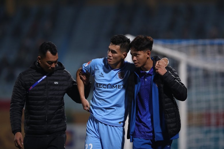 HLV Troussier li&ecirc;n tiếp nhận tin dữ trước ng&agrave;y tuyển Việt Nam hội qu&acirc;n - Ảnh 1.