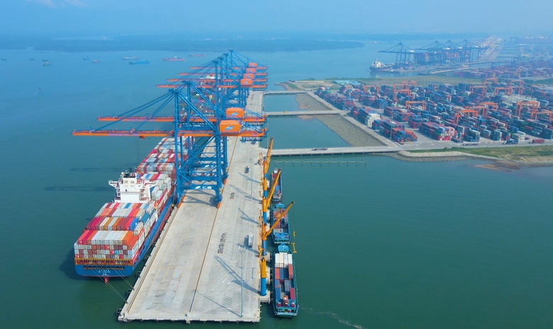 Hệ lụy khi t&agrave;u s&ocirc;ng chung bến t&agrave;u biển - Ảnh 1.