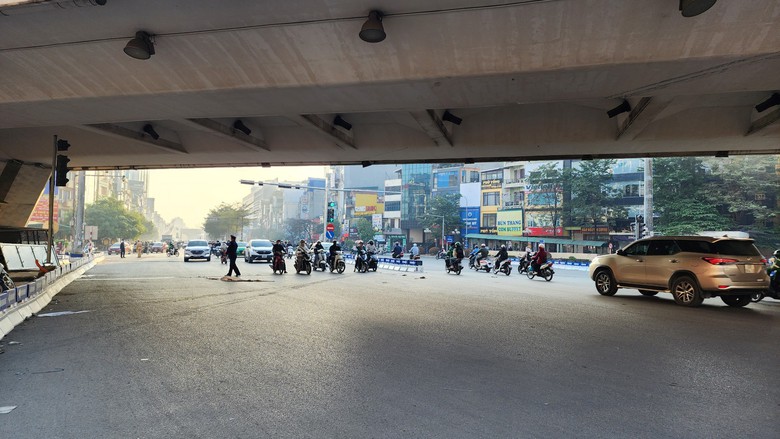 Ng&agrave;y thứ 2 th&iacute; điểm ph&acirc;n l&agrave;n Ng&atilde; Tư Sở: Người d&acirc;n phấn khởi v&igrave; hết cảnh &ugrave;n tắc - Ảnh 2.