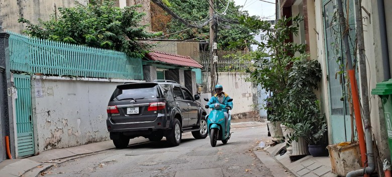 Đường lồi l&otilde;m, chắp v&aacute; v&igrave; thi c&ocirc;ng ngầm ho&aacute; lưới điện ở TP.HCM - Ảnh 3.