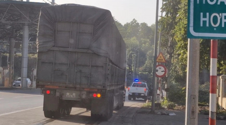 Đang trong giai đoạn giải quyết TNGT, xe mo&oacute;c r&agrave;o vẫn ngang nhi&ecirc;n chở h&agrave;ng qu&aacute; tải - Ảnh 1.