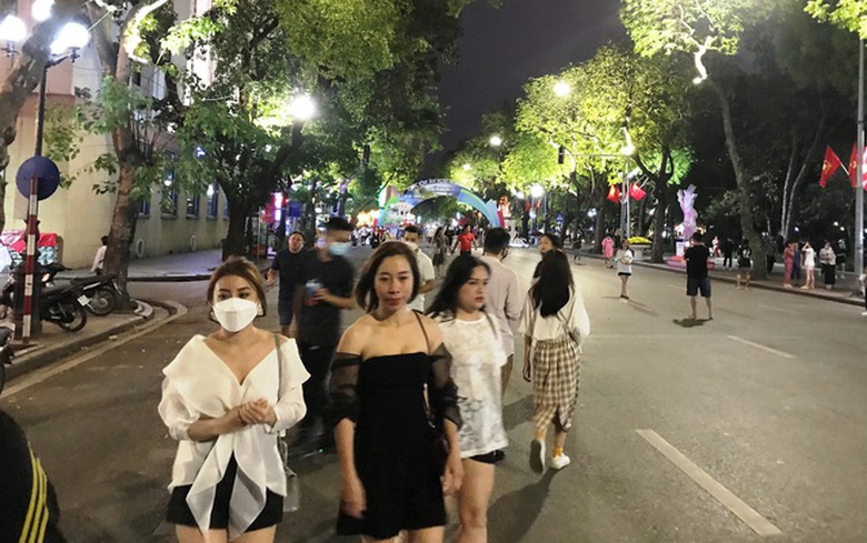 H&agrave; Nội k&eacute;o d&agrave;i thời gian hoạt động phố đi bộ hồ Ho&agrave;n Kiếm dịp Tết Dương lịch - Ảnh 1.