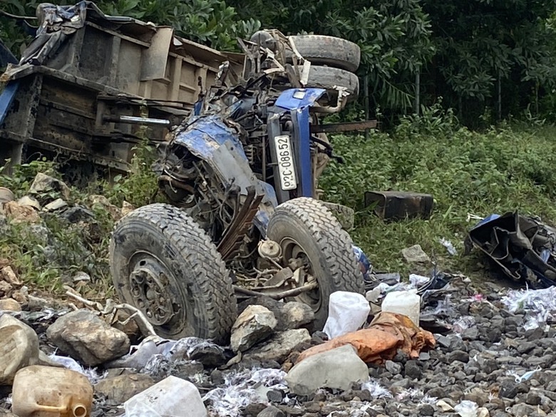 Xe tải bẹp d&uacute;m sau va chạm xe đầu k&eacute;o tr&ecirc;n tuyến La Sơn - H&ograve;a Li&ecirc;n - Ảnh 1.