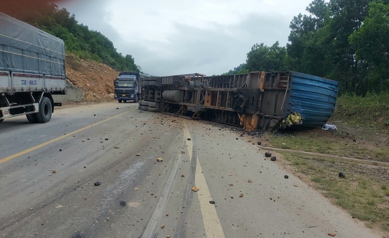 Xe tải bẹp d&uacute;m sau va chạm xe đầu k&eacute;o tr&ecirc;n tuyến La Sơn - H&ograve;a Li&ecirc;n - Ảnh 2.