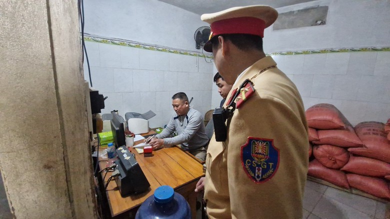 Đang trong giai đoạn giải quyết TNGT, xe mo&oacute;c r&agrave;o vẫn ngang nhi&ecirc;n chở h&agrave;ng qu&aacute; tải - Ảnh 3.