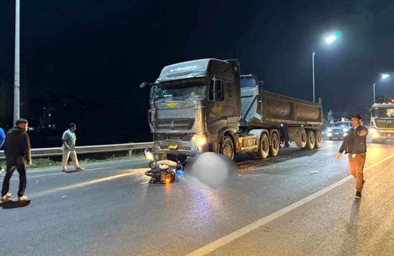 Người điều khiển xe m&aacute;y tử vong do bị b&aacute;nh xe đầu k&eacute;o c&aacute;n qua người.