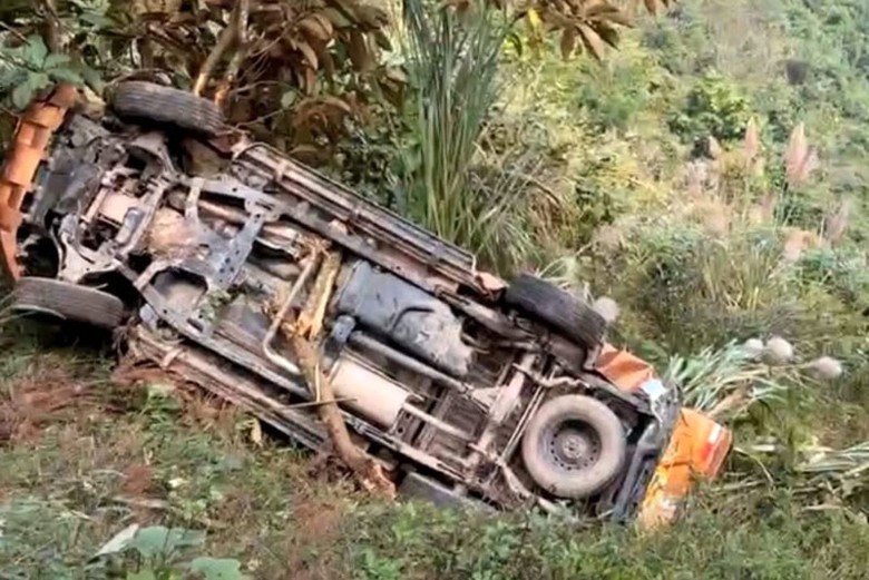 Phương tiện bị biến dạng sau khi rơi xuống vực s&acirc;u 70-80m.