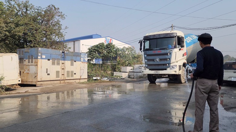 H&agrave; Nội: Loạt trạm b&ecirc; t&ocirc;ng kh&ocirc;ng ph&eacute;p ở Ho&agrave;i Đức tiếp tục phớt lờ lệnh di dời - Ảnh 1.