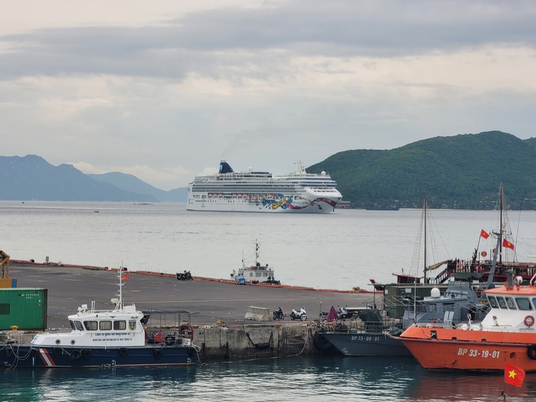 Cảng Nha Trang tạm dừng đ&oacute;n t&agrave;u kh&aacute;ch nội địa 6 th&aacute;ng - Ảnh 1.