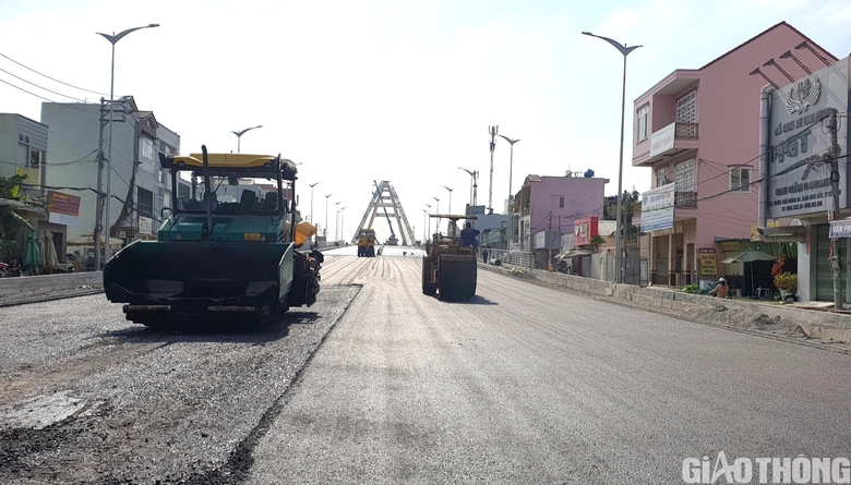 Trăm công nhân tăng ca đến nửa đêm để kịp thông xe kỹ thuật cầu Trần Hoàng Na - Ảnh 1. Trăm công nhân tăng ca đến nửa đêm để kịp thông xe kỹ thuật cầu Trần Hoàng Na - Ảnh 1.