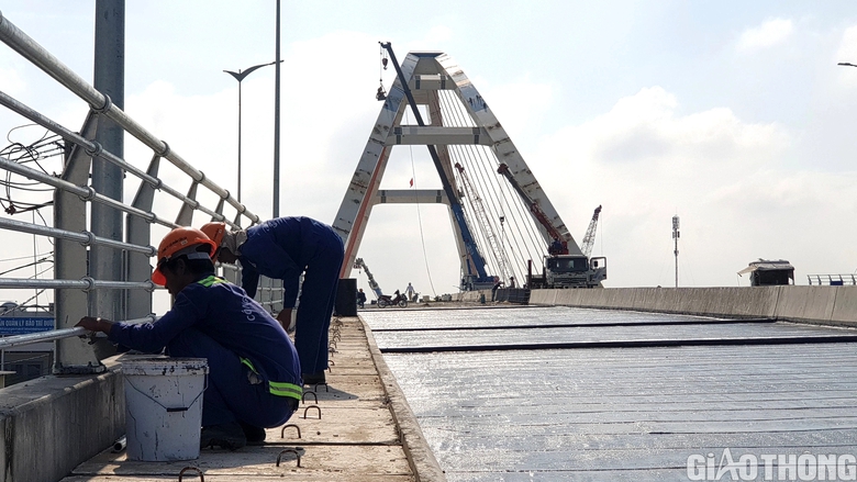 Trăm công nhân tăng ca đến nửa đêm để kịp thông xe kỹ thuật cầu Trần Hoàng Na - Ảnh 3. Trăm công nhân tăng ca đến nửa đêm để kịp thông xe kỹ thuật cầu Trần Hoàng Na - Ảnh 3.