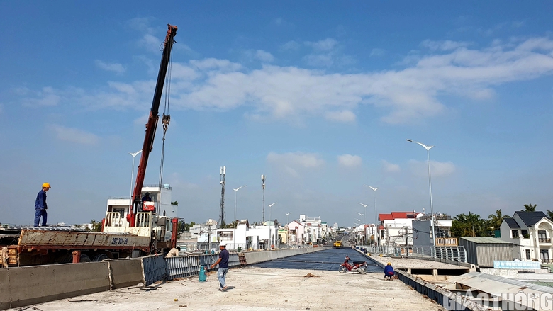 Trăm công nhân tăng ca đến nửa đêm để kịp thông xe kỹ thuật cầu Trần Hoàng Na - Ảnh 5. Trăm công nhân tăng ca đến nửa đêm để kịp thông xe kỹ thuật cầu Trần Hoàng Na - Ảnh 5.