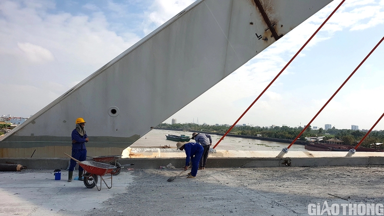 Trăm công nhân tăng ca đến nửa đêm để kịp thông xe kỹ thuật cầu Trần Hoàng Na - Ảnh 6. Trăm công nhân tăng ca đến nửa đêm để kịp thông xe kỹ thuật cầu Trần Hoàng Na - Ảnh 6.