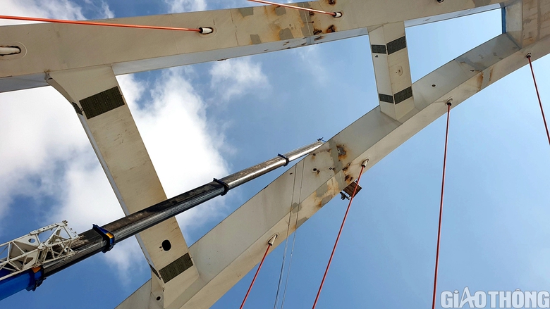 Trăm công nhân tăng ca đến nửa đêm để kịp thông xe kỹ thuật cầu Trần Hoàng Na - Ảnh 9. Trăm công nhân tăng ca đến nửa đêm để kịp thông xe kỹ thuật cầu Trần Hoàng Na - Ảnh 9.