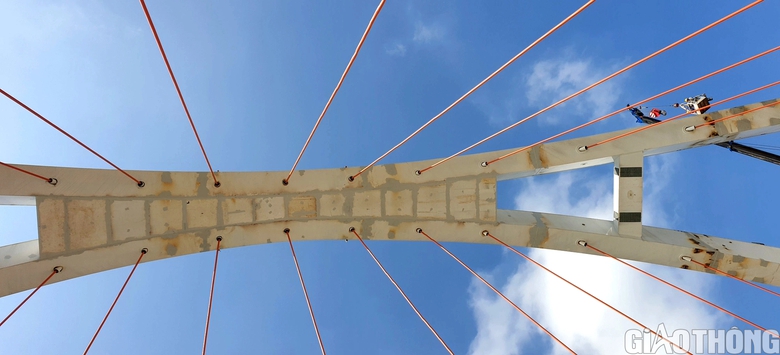 Trăm công nhân tăng ca đến nửa đêm để kịp thông xe kỹ thuật cầu Trần Hoàng Na - Ảnh 10. Trăm công nhân tăng ca đến nửa đêm để kịp thông xe kỹ thuật cầu Trần Hoàng Na - Ảnh 10.