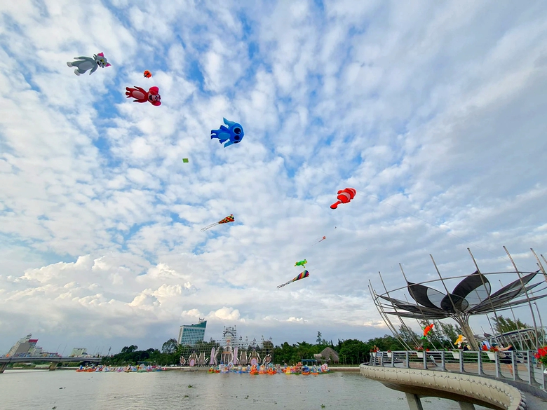 Bến Ninh Kiều, Cần Thơ lung linh trong đ&ecirc;m hoa đăng - Ảnh 9.