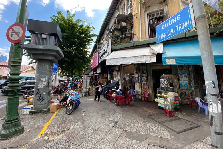 Thu phí vỉa hè, làm thôi, không bàn nữa! - Ảnh 1. Thu phí vỉa hè, làm thôi, không bàn nữa! - Ảnh 1.