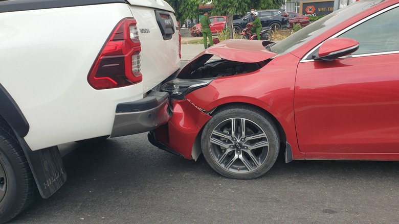 B&igrave;nh Dương: Tai nạn li&ecirc;n ho&agrave;n, 5 xe &ocirc; t&ocirc; d&iacute;nh nhau tr&ecirc;n đường - Ảnh 2.