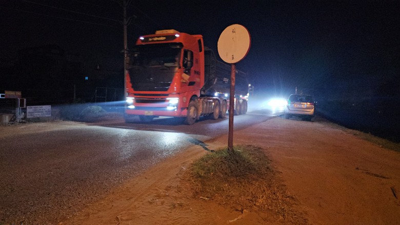 CSGT rời đi, xe nghi qu&aacute; tải lại rầm rập tr&ecirc;n đ&ecirc; s&ocirc;ng Hồng- Ảnh 2.