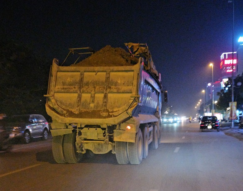 CSGT rời đi, xe nghi qu&aacute; tải lại rầm rập tr&ecirc;n đ&ecirc; s&ocirc;ng Hồng- Ảnh 3.